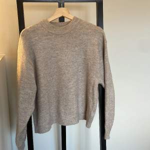 Beige stickad tröja från H&M säljer den då jag har tröttnat lite på den 