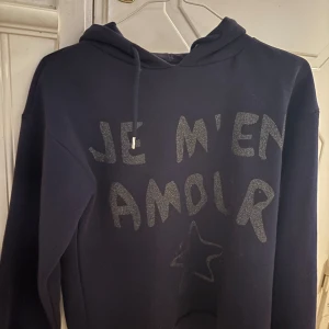 Gina hopdie - Den populära Gina Hoodie i strl ungefär xs säljer jag nu för endast 150kr ogrundade av ingen användning 