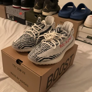 Yezzy Boost 350 V2 Zebra - Skorna är i storlek 42 och är helt oanvända. Medela om du vill ha fler foton.Pris kan diskuteras!