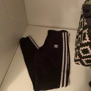 adidas byxor  - använda några gånger, storlek s, 34. jag är 162