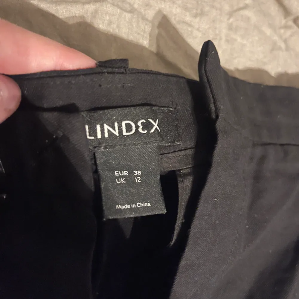 Snygga linneliknande byxor från Lindex! De är höga i midjan och påminner om kostymbyxor men är lite mer luftiga och lösa i passformen och materialet. Långa i benen. Bra skick!. Jeans & Byxor.