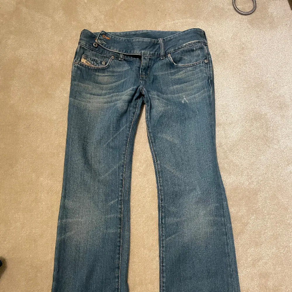 Säljer ett par så sjukt snygga jeans från diesel som liknar de på första bilden. OBS!! första bilden är alltså lånad och de jag säljer finns på andra och tredje bilden. Midjemåttet är 42 cm och Innerbenslängden: 74 cm. Skriv för mer info💕. Jeans & Byxor.