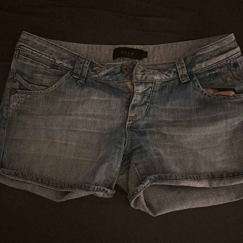 Jätte fina jeans shorts med jätte fina fickor, använt 1 gång💗 jätte fina till våren/hösten. Det står att det är storlek 30 men passar Xs-M . Shorts.