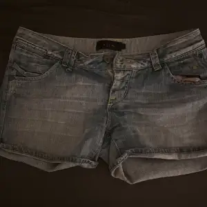 Jätte fina jeans shorts med jätte fina fickor, använt 1 gång💗 jätte fina till våren/hösten. Det står att det är storlek 30 men passar Xs-M 