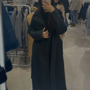 Svart kappa 💗 - Storlek 36, knytes med skärp. Sparsamt använd💗