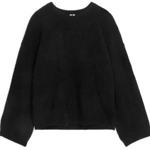 Arket stickad  - Arkets populära stickade tröja. Alpacka blend jumper. Stickad tröja i super kvalitet. Ej sticksig. Nypris 990kr