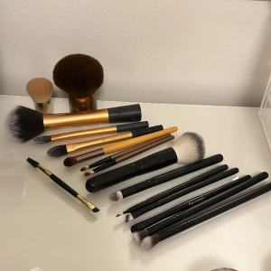 Sminkborstar - Säljer dessa 16st sminkborstarna!❤️ säljer för 180kr för alla!!