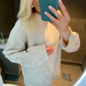 Stickad tröja  - Säljer min fina stickade tröja som är köpt från Zalando! Fint skick💘