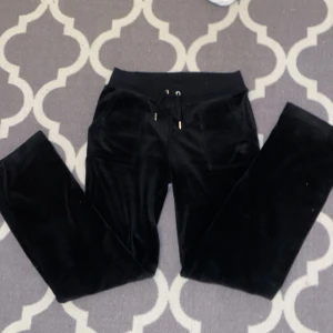 Juciy culture byxor - Säljer mina svarta juciy byxor, de är använda men fortfarande i jättefint skick, inga defekter förutom att de inte är lika mjuka eller vad man säger pågrund av tvätt. Storlek S