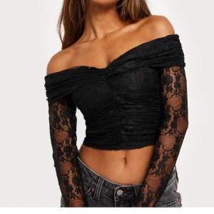 Spetstopp - Säljer denna söta topp från Nelly då den inte kommit till användning 💕 har bara använt en gång så inga defekter eller liknande, nypris 209 men säljer för 140!