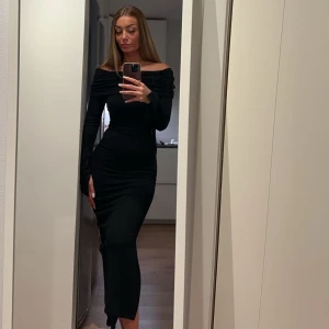 Långklänning från Ginatricot🖤 - Säljer denna super fina långklänningen ifrån Gina!  Helt ny med prislappar kvar.  Storlek Xs