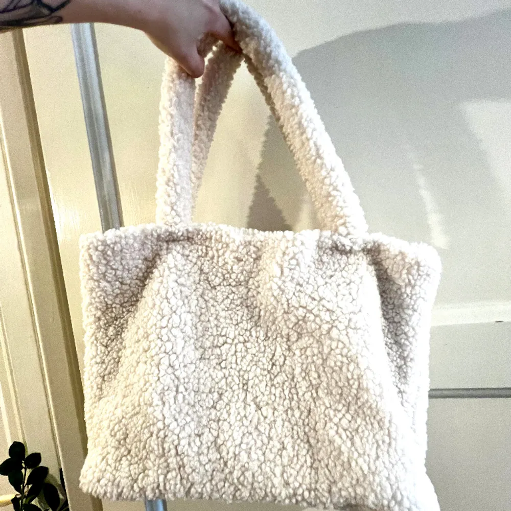Sherpa style tote bag from H&M, only used once. Check my page for the matching sherpa style bucket hat 🥰❤️. Väskor.