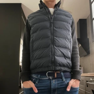 Zara Väst - Säljer en mörkblå väst från zara den är bra skick som ny 9/10 