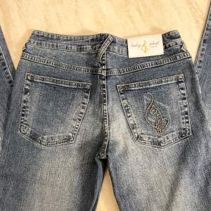 Snygga Straight leg jeans från babyphat! Stolek S, mått:36cm midja (rakt över) innerbenslängd:80cm 💗