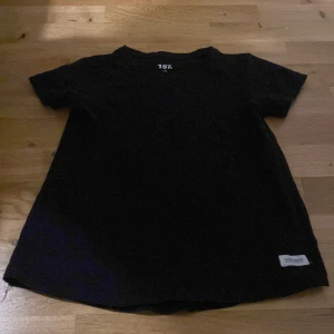 Svart T-shirt  - Svart T-shirt från lager 157, använda 5 eller 6 gånger, original pris 30kr