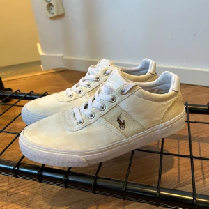 Ralph Lauren skor strl 40 - Använda Ralph Lauren skor som är fläckiga och går bort med tvätt. Säljer pga att de har blivit försmå! Hör av dig för mer information!