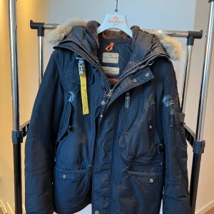 Parajumpers masterpiece serie Strl S - Parajumpers masterpiece serie Strl S som kommer i gott skick och nypris ligger på över 10 000:- kr. Säljs pga ny jacka har köpts. Hör av er för intresse!