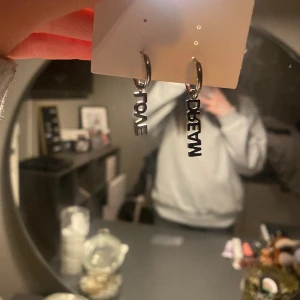 Edblad örhängen!❤️❤️ - Säljer dessa två örhängen från Edblad❤️ Der är ett ”Dream” och ett ”Love”❤️ De är inte anväda men de kommer såklart att ändå tvättas innan de skickas❤️ Säljer ett för 150kr och båda för 270kr❤️😍Pris kan såklart diskuteras❤️😍😻