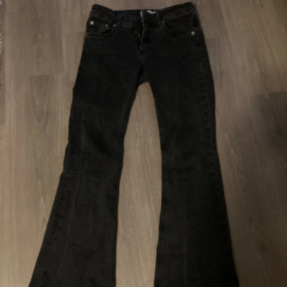 Lågmidjade jeans från Lager 157.knappt använda  Nypris 400 säljer för 200💕. Jeans & Byxor.