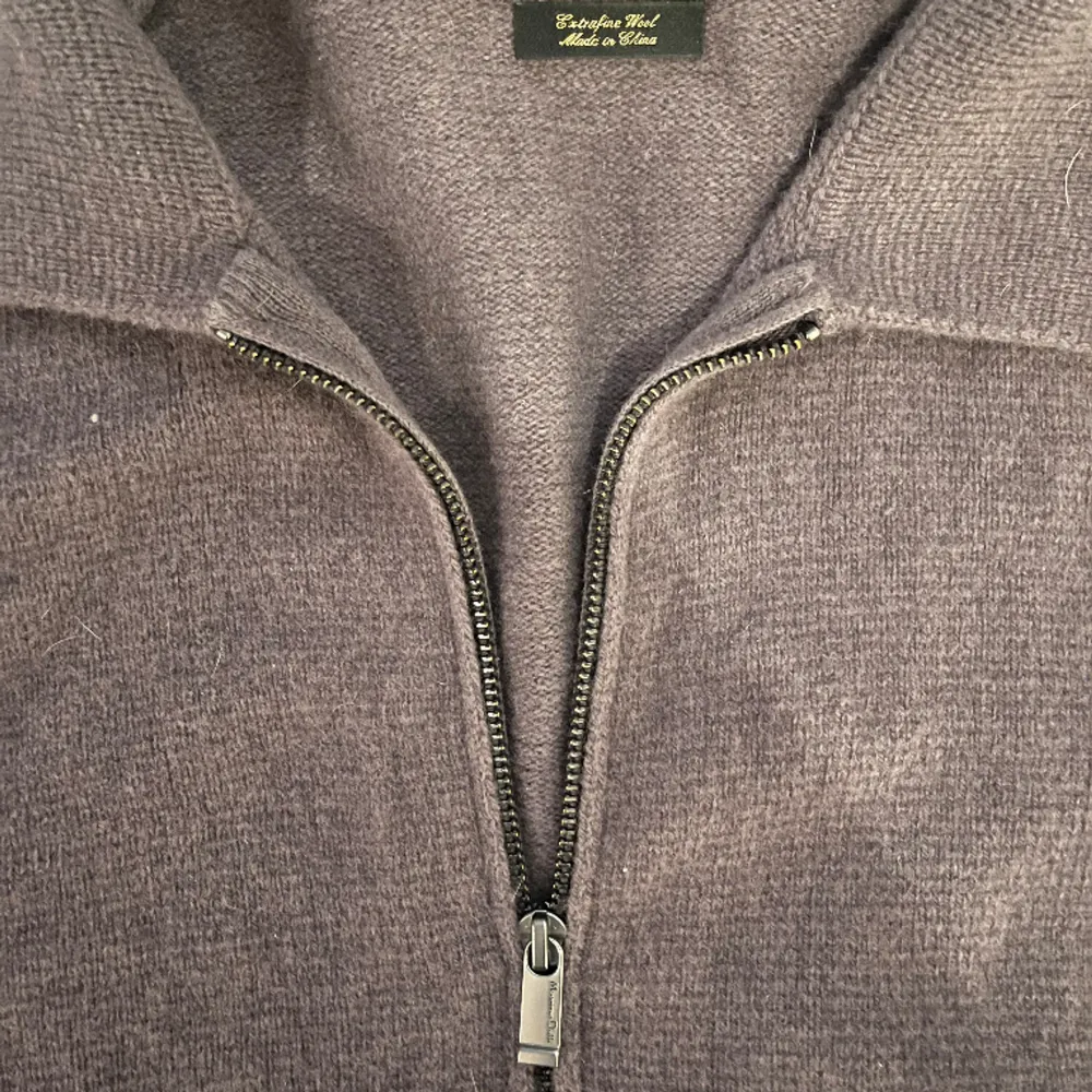 En lila Massimo Dutti zip tröja i topp skick då den är mycket sällan använd. Färgen är inte särskilt ”skrikig” vilket gör att den lila färgen blir riktigt passande. Tröjmodellen är svår och få tag på som ny.. Tröjor & Koftor.
