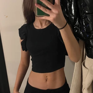 Crop top med volang - Croppad tröja som är ribbad med volanger från zara  Storlek xs