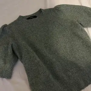 Säljer min mörkgröna puffärmade tröja då den inte används. Superfin och bra skick förutom lite noppror. Köptes på Vero Moda för 229kr 