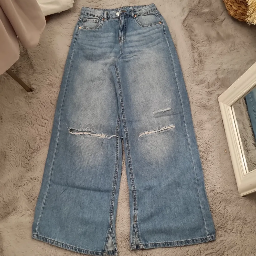 Oversized blåa jeans byxor med hål vid knään. De är i jätte fint skick och passar bra för S.. Jeans & Byxor.