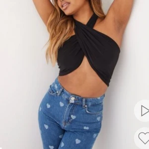 Halter neck crop top - Säljer en jätte fin halterneck från Nelly. Använd en ggn. Org pris 179kr.