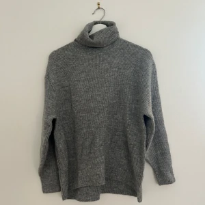 Grå stickad tröja - Grå stickad tröja med turtle Beck. Superfin och bra skick, storlek S ☺️