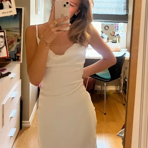 Vit klänning - Från Madlady i storlek xs men passar mig som bär storlek s vanligtvis, går att knyta beroende på passform. Nyskick utom en liten slitning på bandet. Superfin som studentklänning!