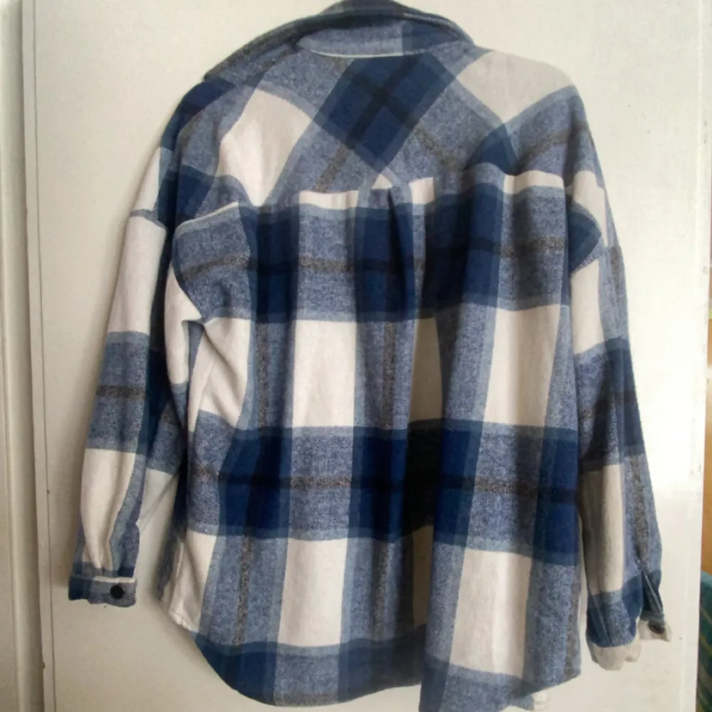 En jacka/tröja från shein som jag inte änvänder längre✨ Kan skicka fler bilder om någon är intresserad!. Jackor.