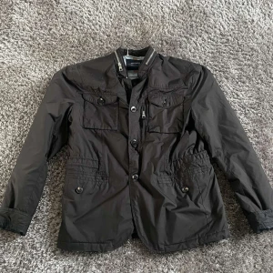 Reversed field jacket - Säljer denna schyssta field jacket för riktigt bra pris, Storlek L, Skick 9/10, pris går självklart att diskuteras!