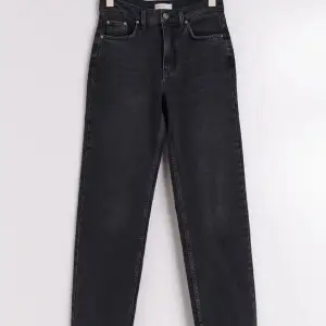 Säljer mina fina jeans från Gina tricot i modellen mid straight jeans i storlek 38🩷 sitter fint på mig som är 175cm lång✨ köptes för 500, säljer för 150kr!💞 (bilder lånade från hemsidan)
