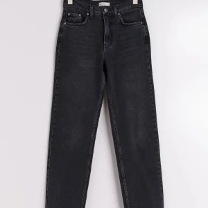 Perfect jeans Gina tricot - Säljer mina fina jeans från Gina tricot i modellen mid straight jeans i storlek 38🩷 sitter fint på mig som är 175cm lång✨ köptes för 500, säljer för 150kr!💞 (bilder lånade från hemsidan)