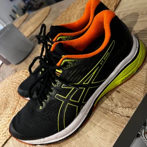 asics gt 1000 - Säljer ett par bra löparskor då de bara ligger på hyllan. Använda 2 gånger   Riktigt bra pris! Storlek 42,5  Nypris 2000