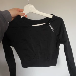 Träningstopp ICanIWill - Croppad långärmad träningströja från ICIW. Använd men ändå i bra skick! 