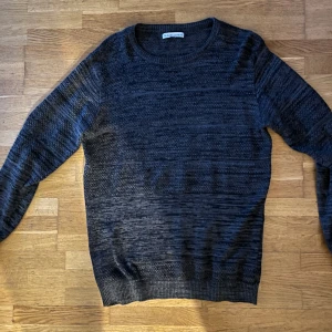 Sweatshirt  - En grå sweatshirt i storlek L. Aldrig använd då jag köpte den i fel storlek.