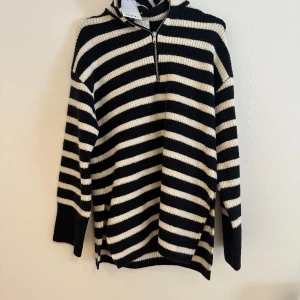 Randig tröja  - Blå och vitrandig tröja från monki. Oanvänd med prislappar kvar. Stor i storleken 