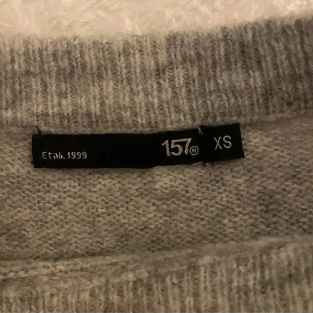 säljer en stickad tröja från lager 157 eftersom jag har en liknande. ser ut som ny. Stickat.