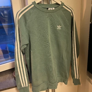 Adidas dress - Mjukisdress i okej skick! S på tröjan, M på byxorna! Kan användas på både en S och M både tröjan och byxorna.