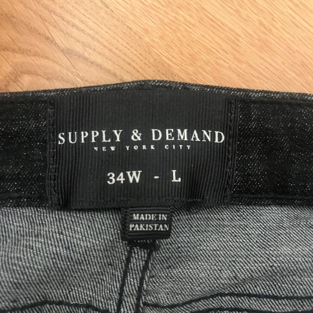 Tja, säljer nu dessa feta jeans från Supply and Demand. Jeansen är i toppskick och är knappast använda. Jeansen har inga defekter eller märken. Vid några funderingar är det bara att skicka ett dm. Priser kan diskuteras vid snabb och smidig affär🤝🤙🏼. Jeans & Byxor.
