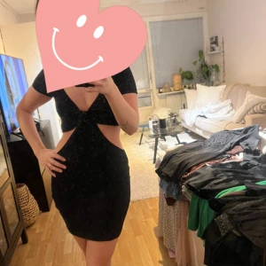 Cutout klänning - Svart klänning i stretchiga material med cutouts. Låg skärning i ryggen. Använd fåtal gånger. Storlek xs 