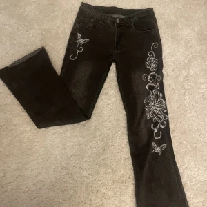 Jeans med mönster - Kommer ej till användning   Innerbenslängden: 75   Midjemått: 39  Från shein💓