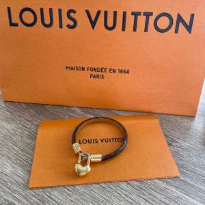 Supersött och elegant armband från Louis vuitton. Köpt i Stockholm förra sommaren. Kvitto, påse och box ingår✨ 