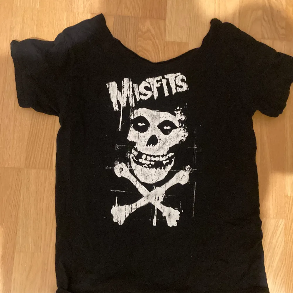 Säljer min Misfits tröja för den inte kommer till användning längre, Är i jätte bra skick och är klippt vid halsen. Ställ gärna frågor! 💓. T-shirts.