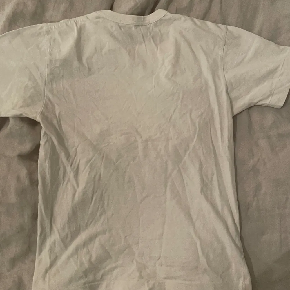 SĂ€ljer denna jĂ€ttesnygga t-shirten frĂ„n Commes Des Garcons đ Priset kan diskuteras . T-paidat.