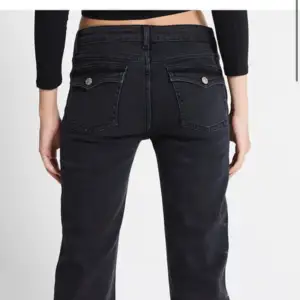 Säljer mina lågmidjade jeans med coola fickor bak, inga defekter och relativt nya. Pris kan diskuteras💕