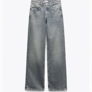 Zara jeans - Säljer dessa grå/blå jeansen ifrån Zara i storlek 38. Aldrig använda! Inköps pris 399.  