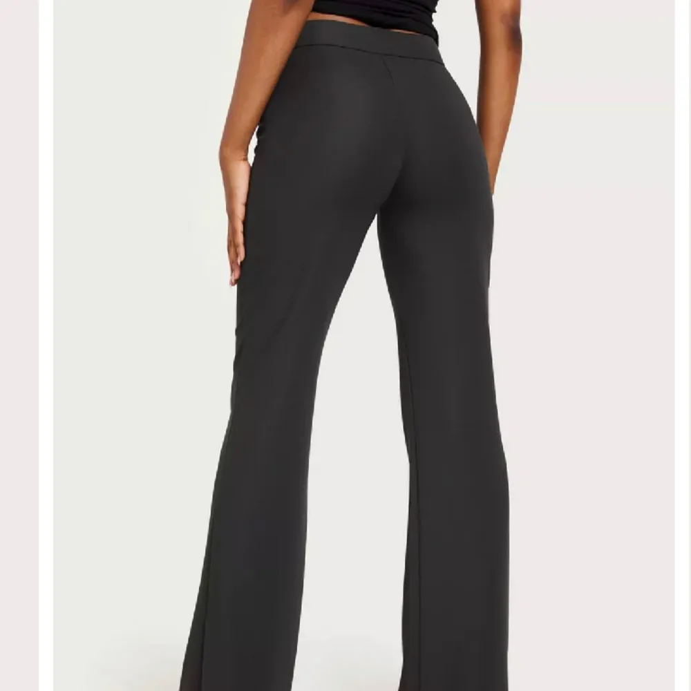 Aldrig använda. Svarta kostymbyxor, storlek xs i nyskick ifrån NELLY.COM.. Jeans & Byxor.