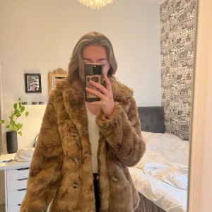 Fin pälsjacka - Brun pälsjacka storlek M men passar även S Nypris ca 1500kr Fakepäls